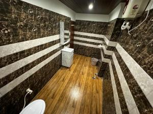 La salle de bains est pourvue d'une douche et de toilettes. dans l'établissement Hotel Walk Inn, à Faridabad