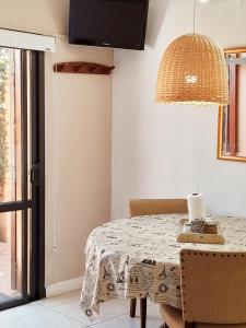 une salle à manger avec une table et une lampe dans l'établissement Rincón de Paz Apart & Loft Suite Boutique - Adults Only, à Villa Carlos Paz