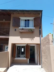 a house with a window and a door at Hermoso Duplex familiar en Zona Norte in Mar del Plata