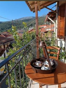 una mesa en un balcón con vistas en The house of ZORBAS, en Agios Vlasios