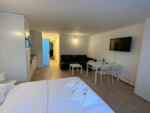 - une chambre avec un lit et un salon dans l'établissement Superbe Duplex Vue Château et Lac, à Neuchâtel