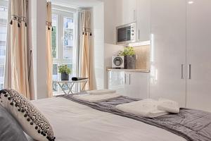 1 dormitorio con 1 cama con toallas en Guesthouse by Trip2Portugal en Lisboa