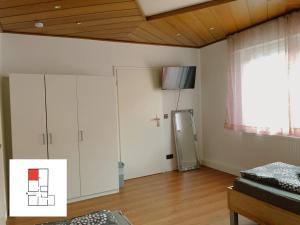 Zimmer mit weißen Schränken und einem Fenster in der Unterkunft Monteurzimmer/ Ferienwohnung Kati in Albstadt
