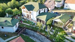 una vista in alto di una casa con persone che camminano nel cortile di Rooms and apartmants Mirovic a Kolašin