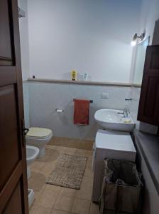 bagno con servizi igienici e lavandino di Casa Lalletta a Nurachi