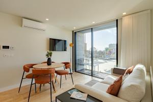 a living room with a couch and a table at Feel Porto Corporate Housing Boavista in Porto