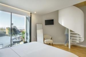 a bedroom with a bed and a balcony at Feel Porto Corporate Housing Boavista in Porto