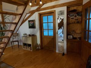 Habitación en el ático con puerta de madera y escalera en Schwalbennest Kaisitz, en Kaisitz