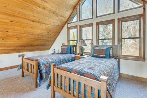 - 2 lits dans une chambre avec fenêtres dans l'établissement Hayesville Home with Hot Tub and Mountain Views!, à Hayesville