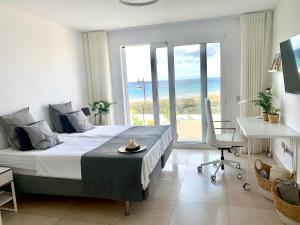 Villa del Mar Lanzarote - Luxury Beachhouse في أريثيفي: غرفة نوم مع سرير وإطلالة على المحيط
