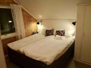 um quarto com uma cama grande e 2 almofadas em Vestermo farm house em Brandvoll