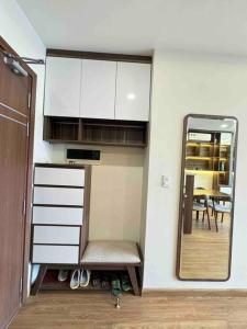 um quarto com um espelho, uma cadeira e uma mesa em Happy House em Ha Long