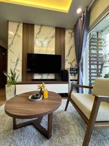 uma sala de estar com uma mesa de centro e um sofá em Happy House em Ha Long