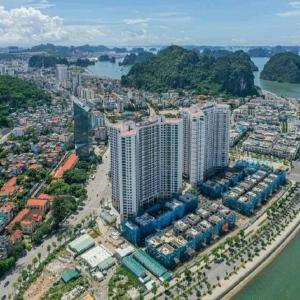 une vue aérienne sur une ville avec de grands bâtiments dans l'établissement Happy House, à Hạ Long