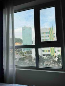 uma janela de quarto com vista para a cidade em Happy House em Ha Long