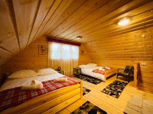 - une chambre avec 2 lits dans une cabane en rondins dans l'établissement Bacówka u Bobika, à Waksmund