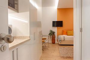 una cucina con soggiorno e divano di Guesthouse by Trip2Portugal a Lisbona