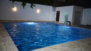 Piscine de l'établissement Villa Sol Taino, Hotel en Boca chica, 5 minutos del Aeropuerto Internacional las Américas ou située à proximité