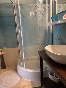 een badkamer met douche en wastafel bij Apartment Horec Donovaly in Donovaly +47 foto's