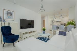 ein Wohnzimmer mit einem Bett und ein Esszimmer in der Unterkunft Apartament Ambra Marina - Basen & SPA in Dziwnów