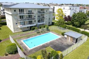 an aerial view of a house with a swimming pool at Le Rooftop - Terrasse - Parking - Piscine in Caen