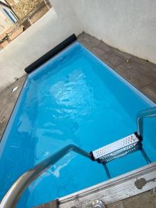 une piscine bleue vide avec un objet métallique dans l'établissement Studio cosy avec piscine, à Martigues