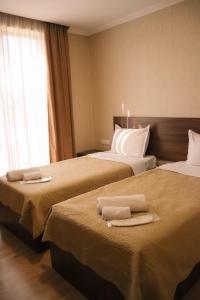Llit o llits en una habitació de Kisi Garden Hotel