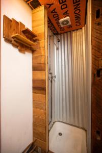 - une porte menant à une douche dans la chambre dans l'établissement RUSTIKA Bed and breakfast, à Viña del Mar