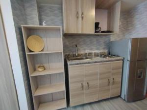a kitchen with a sink and a refrigerator at Centro Histórico: Estilo Ejecutivo in Bogotá