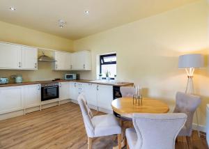 Kitchen o kitchenette sa Beech Tree Lakes Lodges