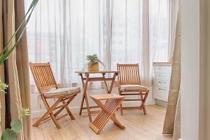 un tavolo e due sedie in una stanza con finestra di Guesthouse by Trip2Portugal a Lisbona Altre 86 foto