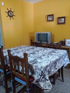 een eetkamer met een tafel en een tv bij Il Giardino de Santa in Santa Teresita