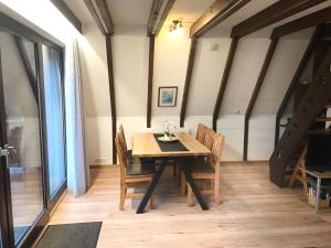 - une salle à manger avec une table et des chaises en bois dans l'établissement Ferienhaus Bayern, à Siegsdorf