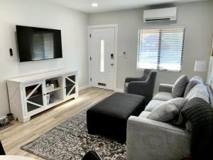 uma sala de estar com um sofá e uma televisão em The Friendly Place- Downtown Prescott em Prescott