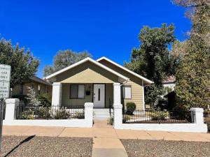 een huis met een wit hek ervoor bij The Friendly Place- Downtown Prescott in Prescott