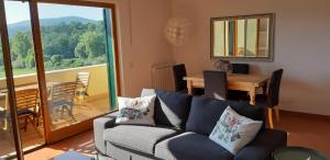 ein Wohnzimmer mit einem Sofa und einem Tisch in der Unterkunft 3-Bed Duplex Apartment in Vepri close to Siena in Bucine