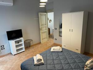 ein Schlafzimmer mit einem Bett mit zwei Handtüchern darauf in der Unterkunft Casa del mare Mely in Ficarazzi