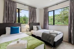 A bed or beds in a room at Grand Retreat with spa, sauna & parking