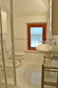 ein Bad mit einem WC und einem Waschbecken in der Unterkunft Appartamenti Rosanna in Grado