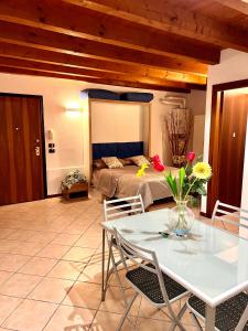 ein Wohnzimmer mit einem Tisch und einem Bett in der Unterkunft Alloggi Mincio in Goito