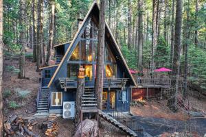 una casa en el árbol en medio del bosque en Pet-Friendly Arnold Cabin with Deck and EV Charger!, en Arnold
