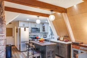 cocina con nevera y encimera en Pet-Friendly Arnold Cabin with Deck and EV Charger!, en Arnold