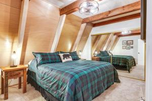 1 dormitorio con 1 cama en una habitación con paredes de madera en Pet-Friendly Arnold Cabin with Deck and EV Charger!, en Arnold