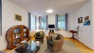 Μια τηλεόραση ή/και κέντρο ψυχαγωγίας στο Villa Strandblick in Binz, FeWos direkt am Strand mit Balkon und teilweise mit Meerblick