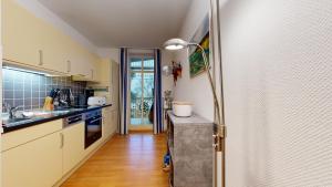 Η κουζίνα ή μικρή κουζίνα στο Villa Strandblick in Binz, FeWos direkt am Strand mit Balkon und teilweise mit Meerblick +179 φωτογραφίες