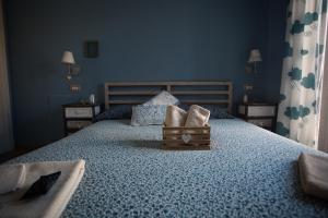 sypialnia z dużym łóżkiem z pudełkiem w obiekcie Alle Scalette B&B w mieście Lauria Inferiore
