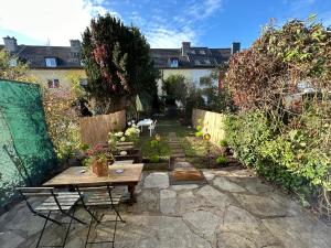 un patio con mesa y sillas en un jardín en Family Home Green Paradise with Garden & free parking, en Salzburgo