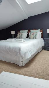 una camera da letto con un grande letto bianco con due lampade di Maison Charmeilles - Suite Montagne Saint Emilion a Fronsac