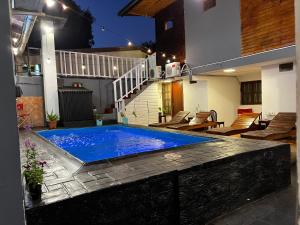 a swimming pool in the middle of a patio at Nature Iguazu hostel B&B in Puerto Iguazú