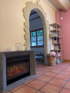 una sala de estar con chimenea. en Villa Morena, en Finestrat